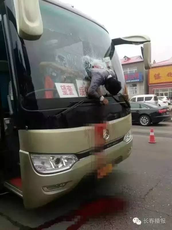 长春车祸奇葩:车撞车,车撞人,车撞桥,车撞路杆,最神奇是人撞车!