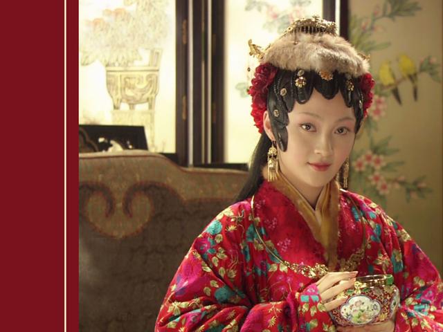 这是姚笛在《新红楼梦》里的造型,她在剧中饰演王熙凤.