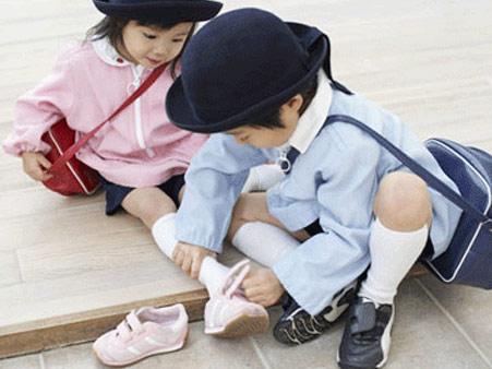 如何让孩子自己学会穿鞋?