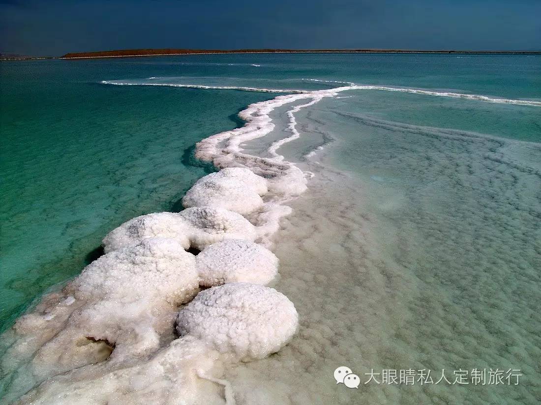 远远望去,死海形似一条双尾鱼.在阳光的照射下,海面像一面古老的铜镜.