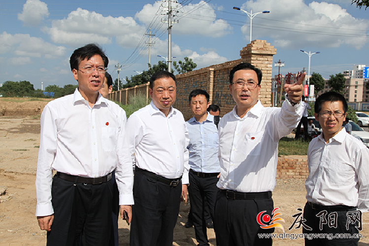 8月10日,华为公司负责人在市会展管理中心考察. 安志鹏 摄