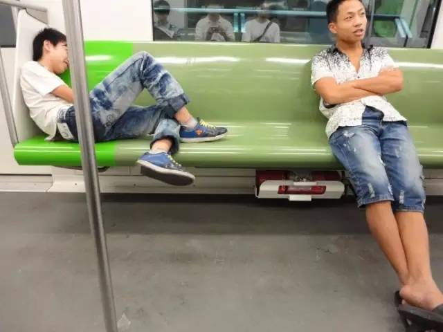 一个成年人在上海地铁2号线上当众脱裤子.