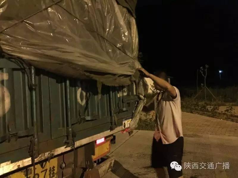 高速交警夜间检查大型货车02反向装射灯严重影响后车行驶