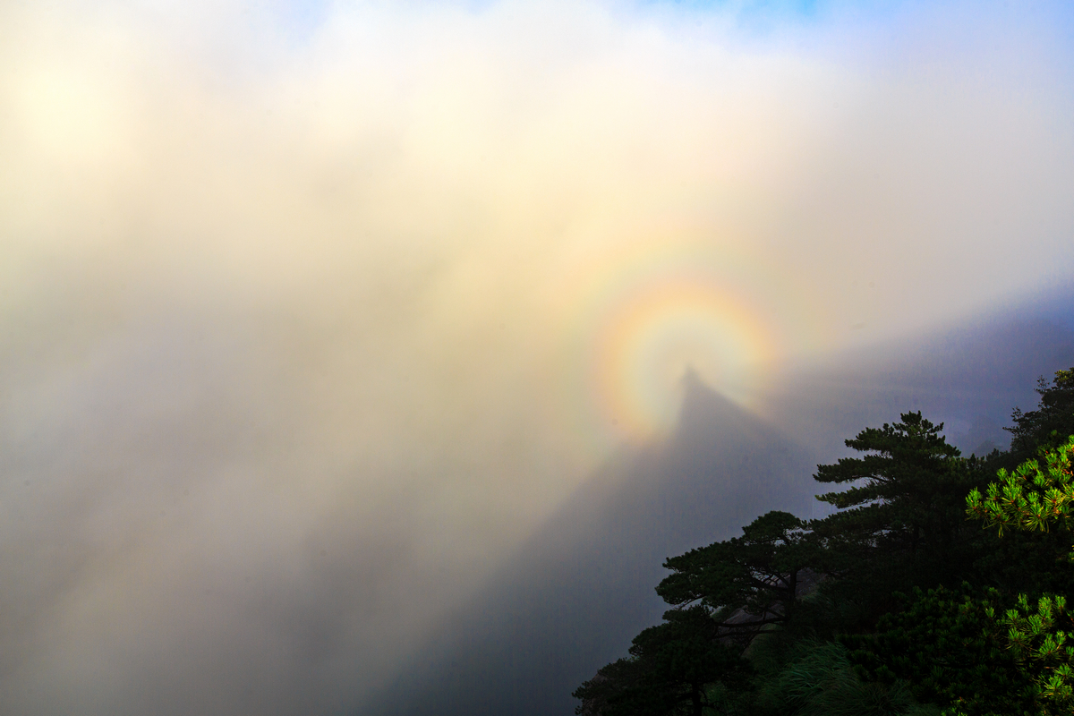 云海佛光朝霞齐现黄山老舍先生登山作诗情景重现