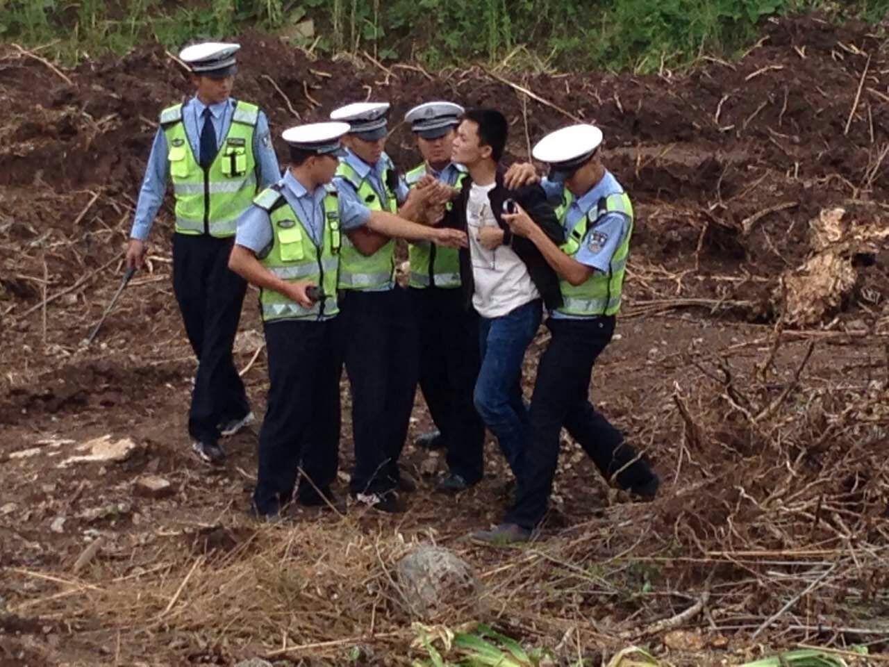 据七彩云南富源站通讯员透露,该名青年弃车逃跑,一直向荒郊空地逃去