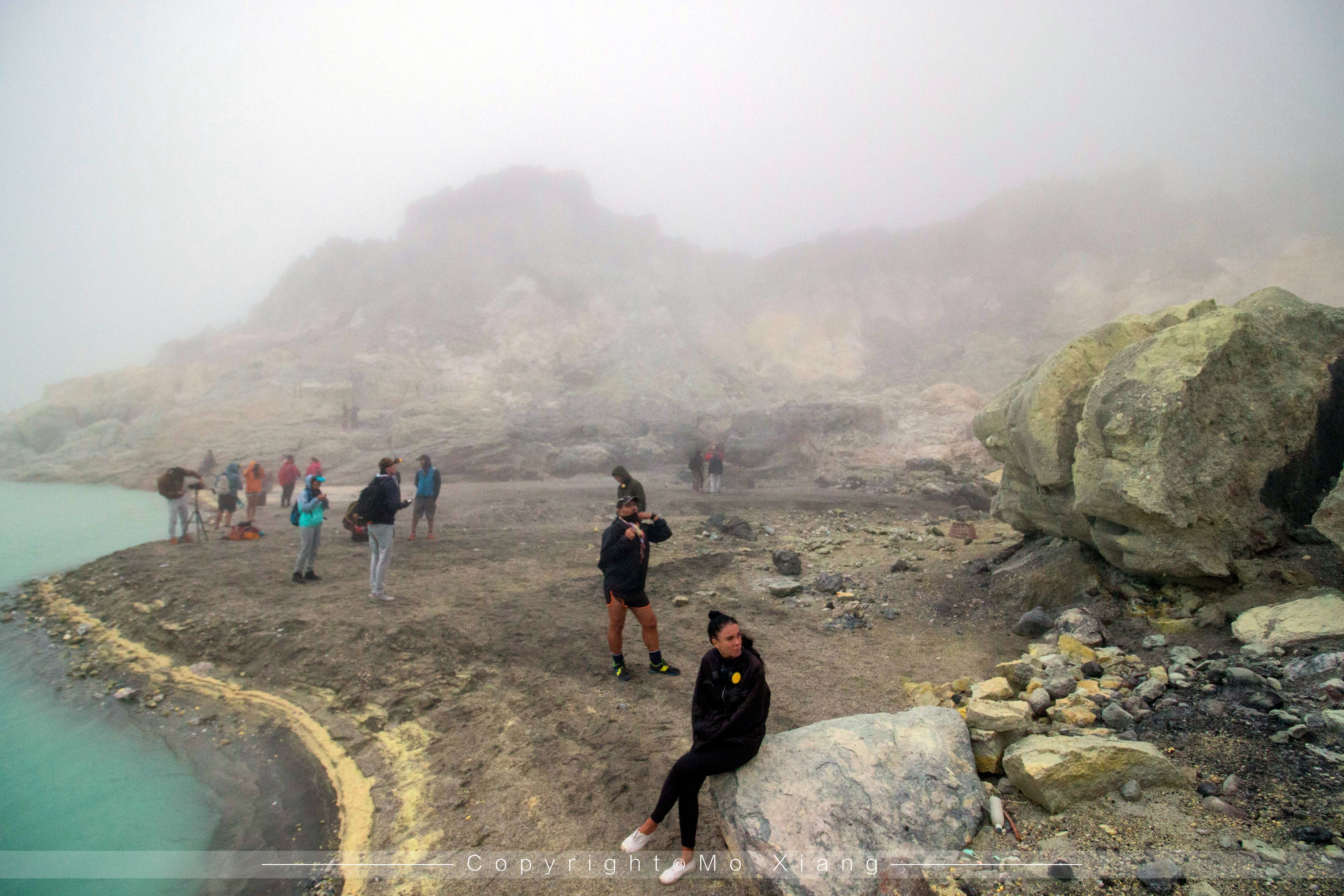 伊真火山行走在地狱蓝火的死亡边缘