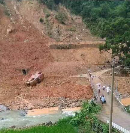 福建多地暴雨,龙岩突发山体滑坡,一辆载有23人的台湾旅行团大巴被埋!