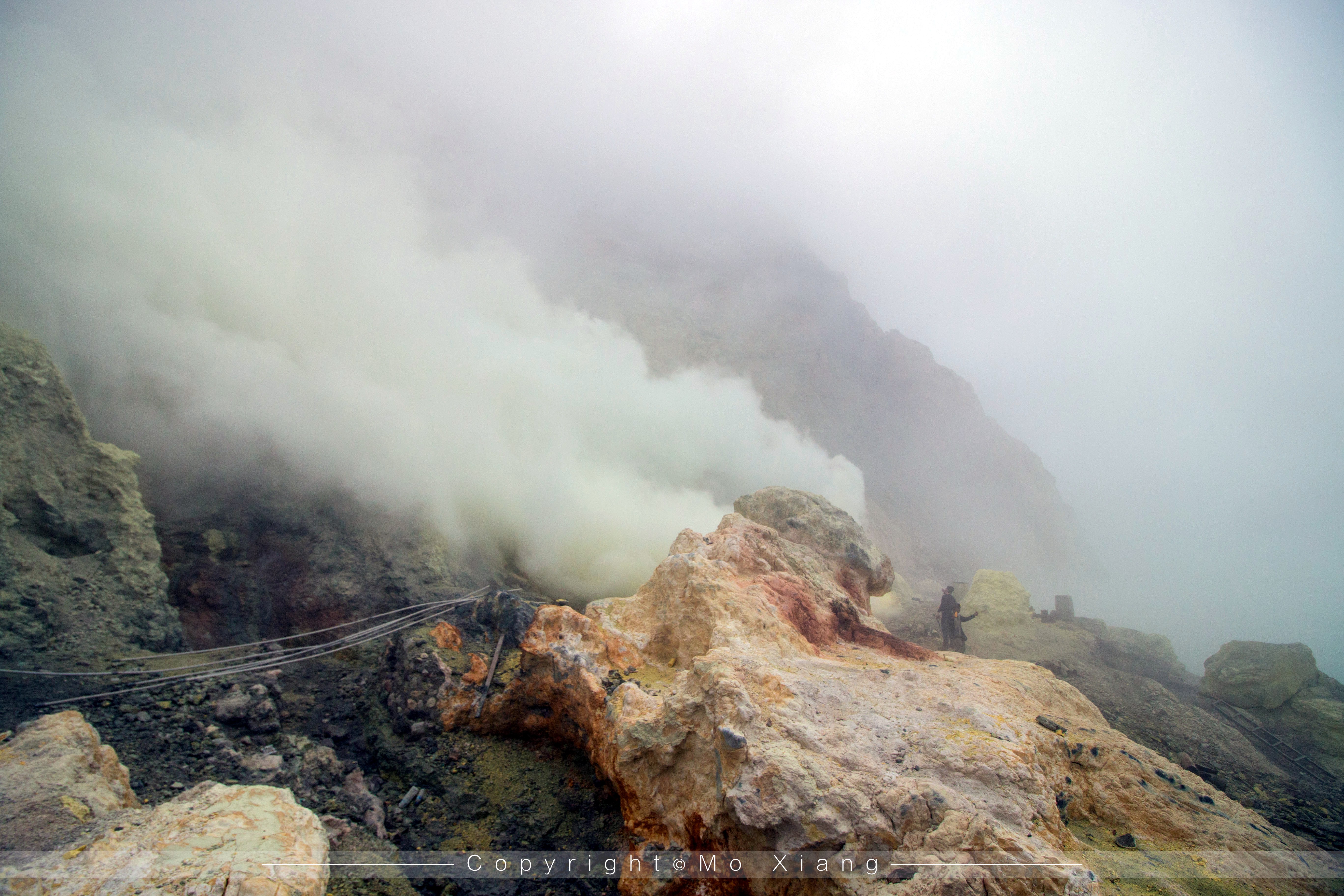 伊真火山行走在地狱蓝火的死亡边缘