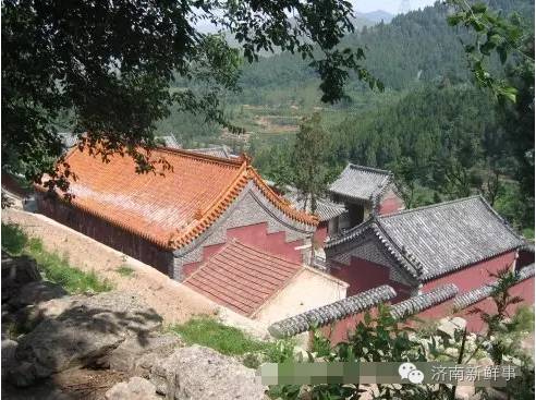 大佛寺位于历城区南部仲宫东六公里处,乘65路公交车商家站下,向北步行