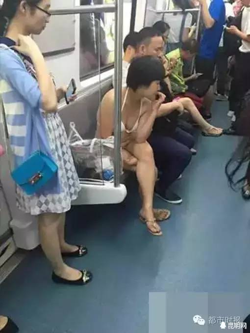 女子地铁里内衣扣_女子地铁内衣扣被解