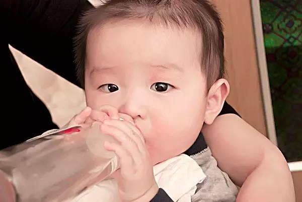 宝宝不爱喝水怎么办?怎样让宝宝多喝水?