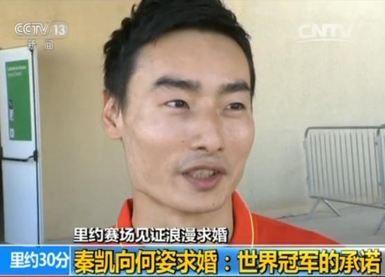 实拍秦凯求婚何姿:被拦场外无计可施,颁奖才说动管理员放行