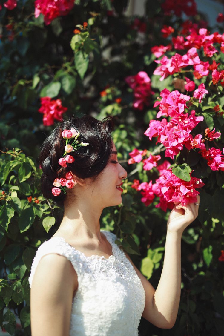 游客中心门口的三角梅绽放的厉害,三角梅也是惠州市的市花,鲜花配美女