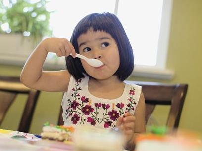 北京部分幼儿园中班用餐不提供勺子 孩子心生