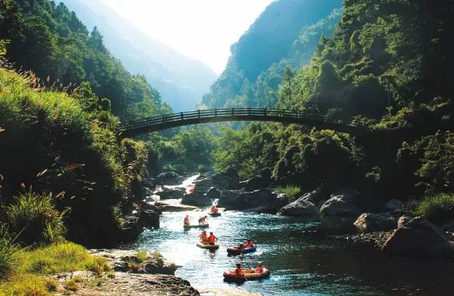 这是个山水峡谷的景区,位于文成县西坑畲族镇的龙麒源景区是有着优美