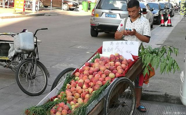 夏日里卖水果的流动商贩