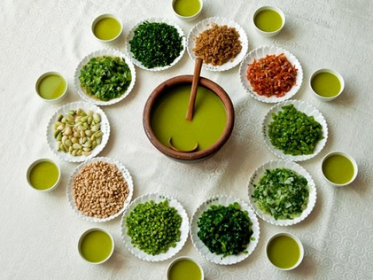 桃花源里喝擂茶主要流行于湖南西部的擂茶,又名三生汤,是用生叶,生姜
