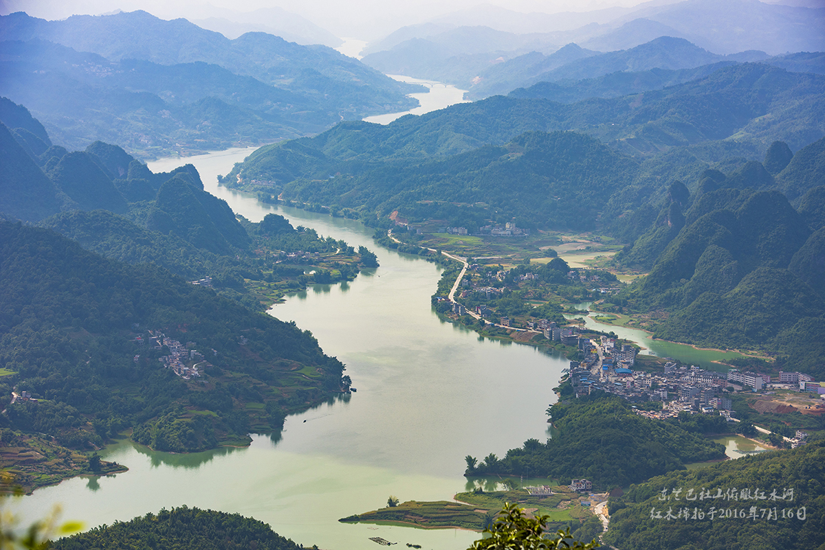 广西东兰长乐镇巴社山上的红水河景观