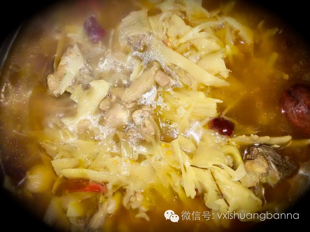 酸笋煮鸡是傣族传统名菜黄笋,毛笋不管煮的或烧的苦笋,蘸蘸番茄喃咪吃