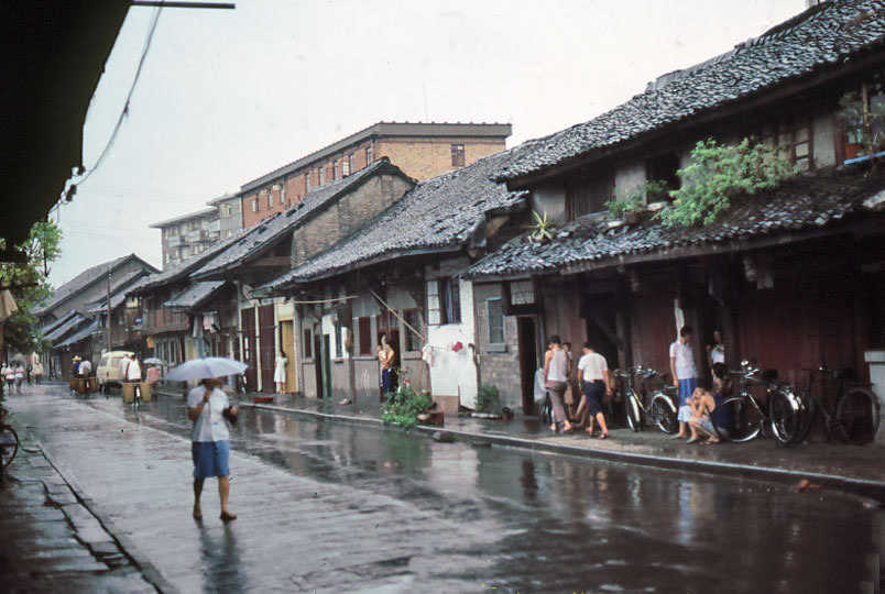 成都老房子,雨后,谁不想回到这条街上