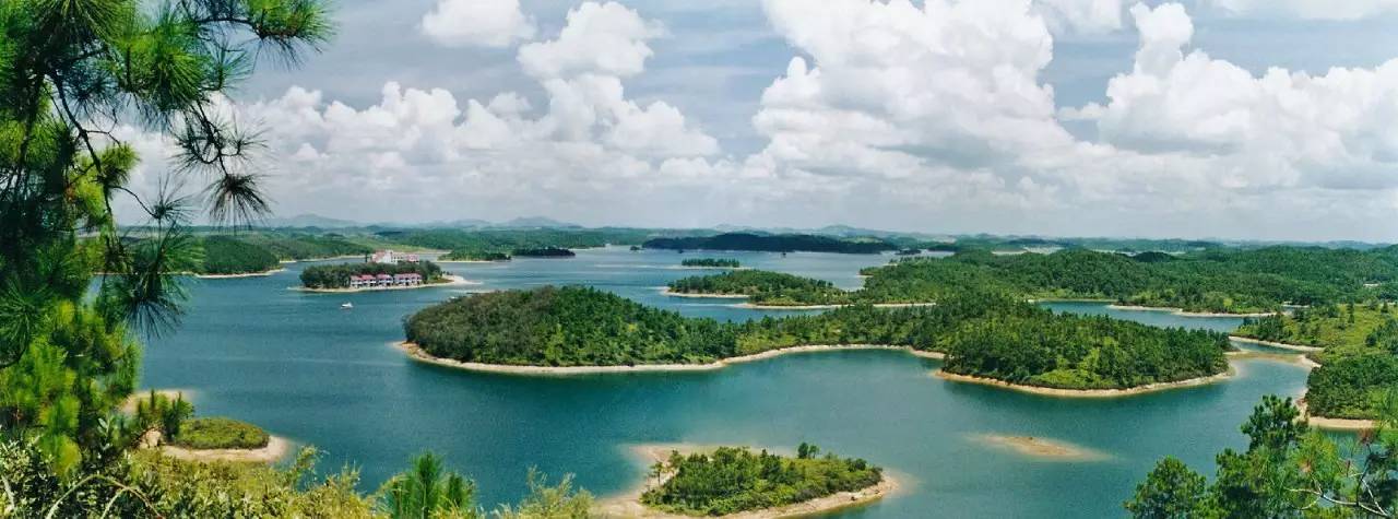 星岛湖旅游区位于北海合浦县西北部24公里处的洪潮江水库,大大小小