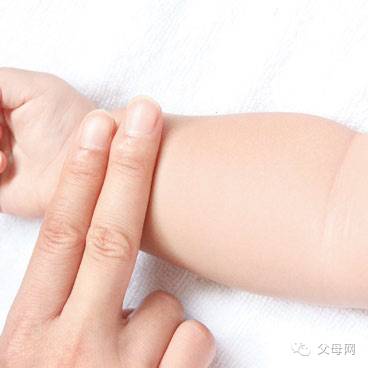 穴位位置:宝宝前臂内侧正中,自腕横纹至肘横纹成一直线,称为天河水.