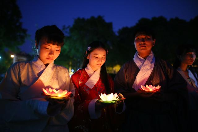 南通七月半中元节祭祖放河灯怀念先人