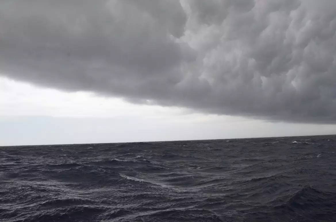 科考船在风雨交加的海面上航行