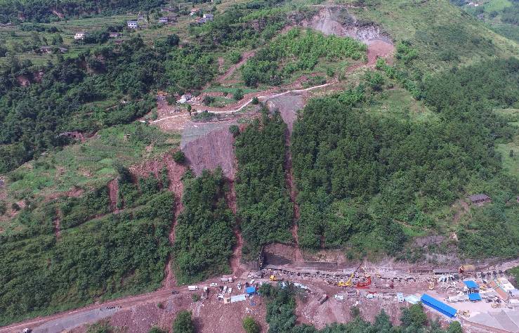 川黔铁路雷吼洞隧道大型山体滑坡全景(重庆工务段提供)