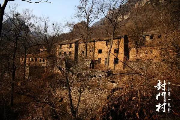 郭亮村依山势坐落在千仞壁立的山崖上,地势险绝,景色优美,以奇