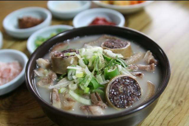 在韩国最有名,最好吃的米肠汤饭当属全州米肠汤饭了.
