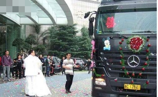 大卡车司机娶媳妇,用200多万的奔驰卡车做主婚
