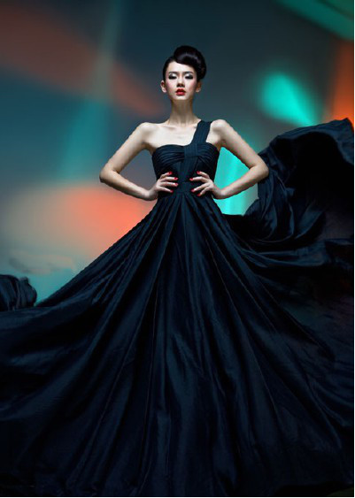 时尚 正文 皮肤白皙的戚薇 披上一袭纯黑婚纱 化身高贵的"黑天鹤"