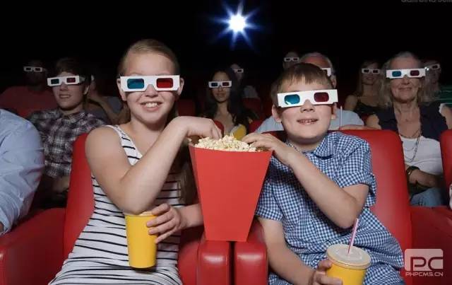 电影院座椅会吃人!5岁女童被卡差点窒息…