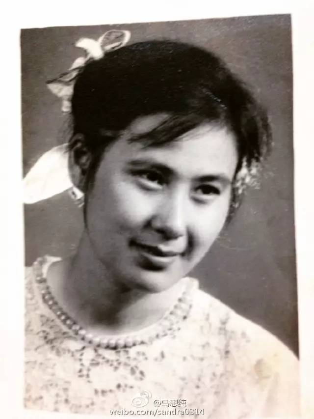 马思纯的妈妈是蒋雯丽的姐姐叫蒋文娟 之前也一直是蒋雯丽的经纪人 就