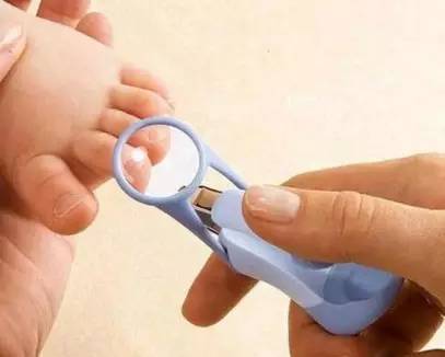 妈咪最好为宝宝准备婴儿专用的指甲剪,不要用一般剪刀,以免剪伤宝宝的