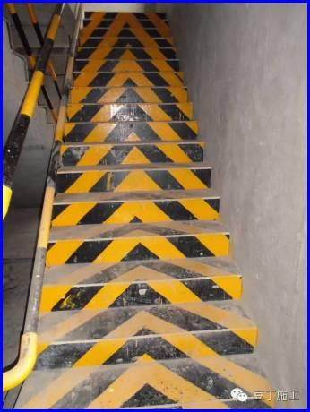 楼梯踏步护角做法及预期效果 楼梯踏步护角采用废旧模板制成,并涂刷黄