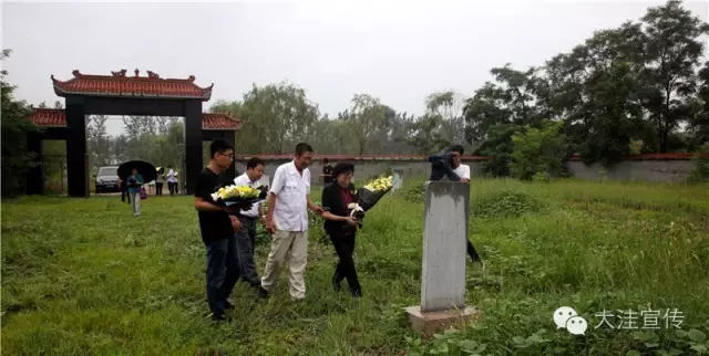 否则应把张学良将军的衣冠冢建在张氏墓园,并对此深表遗憾