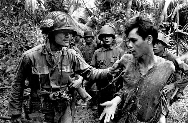 老照片,落入美军手里的越南女战俘
