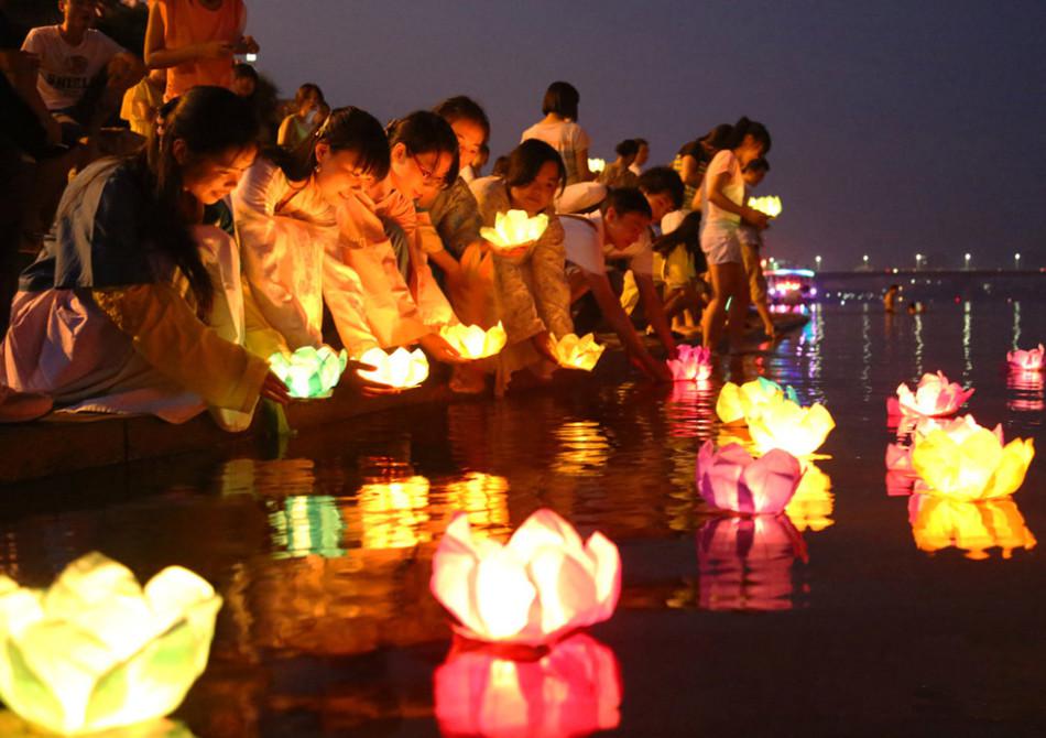 文化 正文  中国:祭祖,放河灯,开渔节,出门迎秋 处暑节气前后的民俗多
