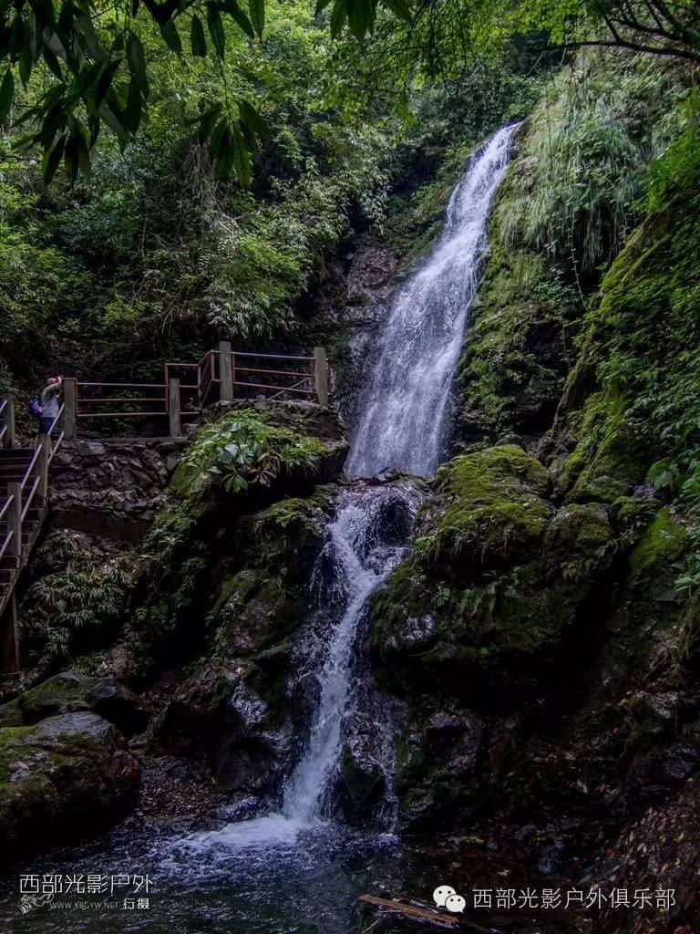 周末消暑好去处彭州卧龙谷爬山