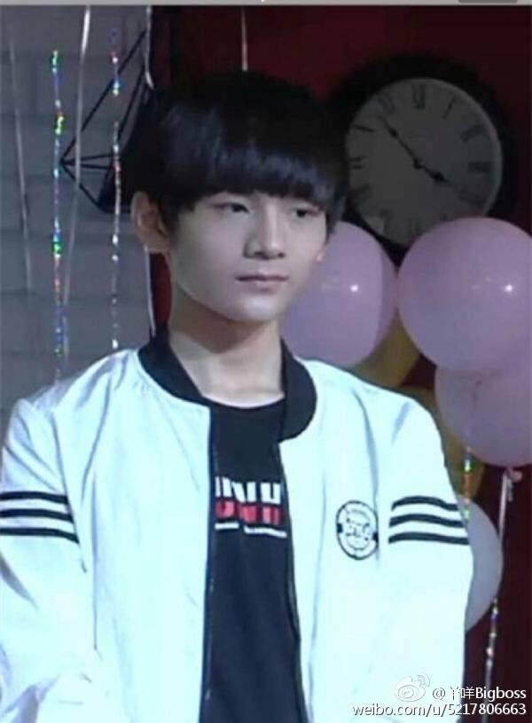 tfboys小师弟刘俊昊素颜直播丑哭路人