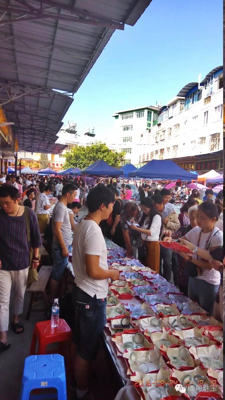 琥珀大跌pk翡翠会怎样,腾冲瑞丽珠宝市场行情图片报道