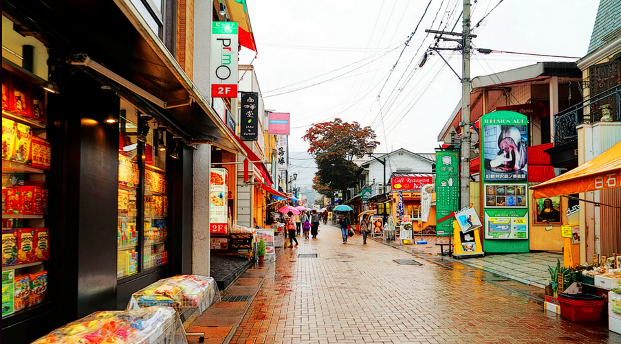 旧轻井泽银座街是轻井泽最繁华的地方,各种餐厅,咖啡厅,甜品店,果酱