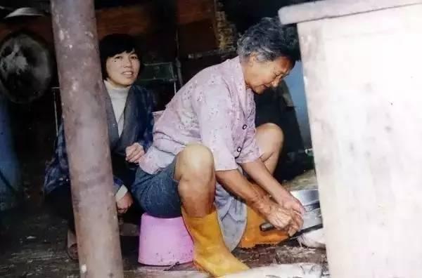 台湾96岁奶奶摆小摊亏本卖了55年,看到泪崩!