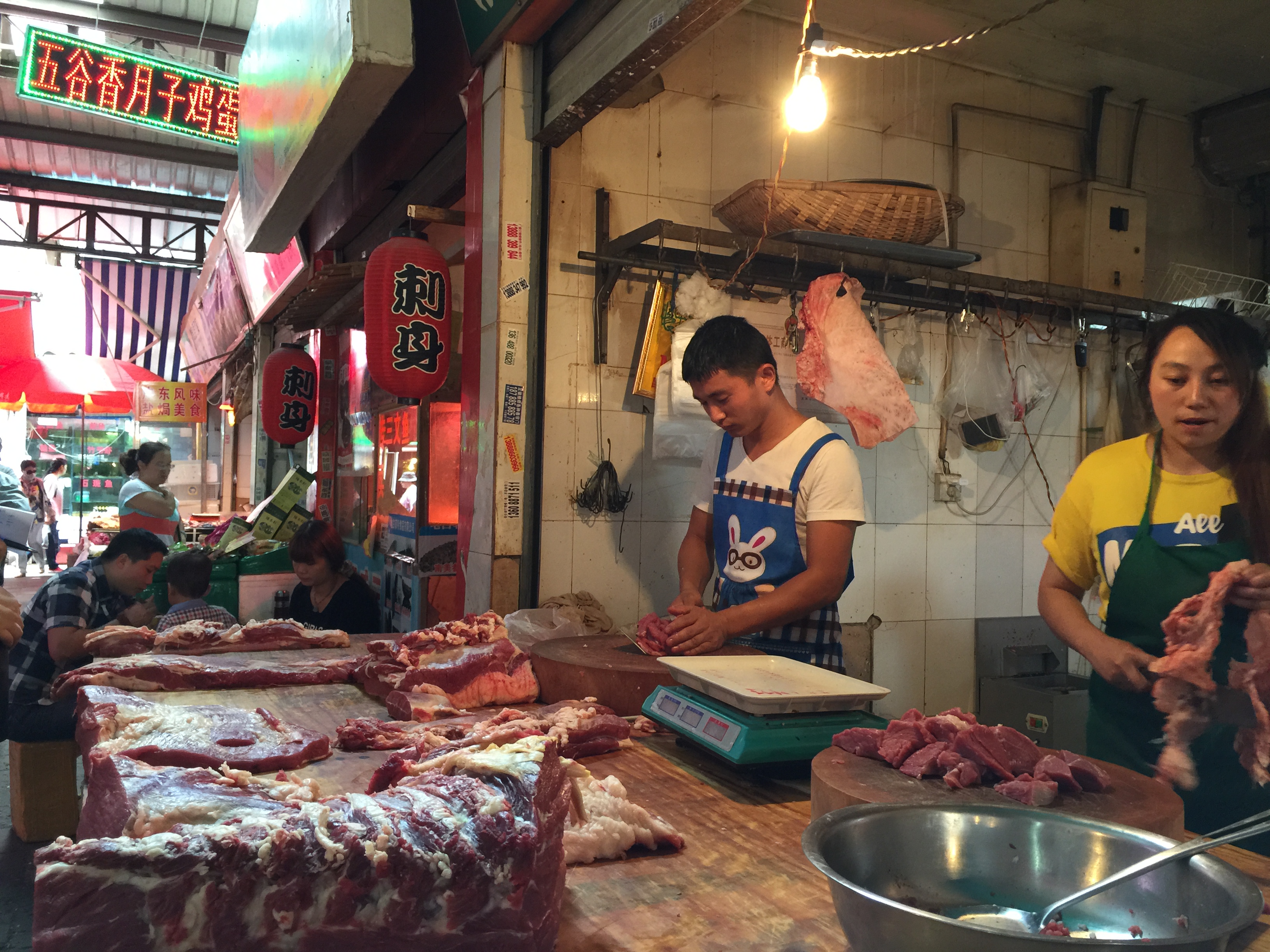 美食 正文 就这家了,老板称她家的肉是无公害好肉,卖的还比市场价高6