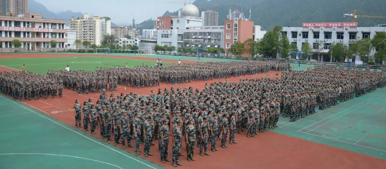 8月24日,城口中学高2019级20个班1300名新生已穿着统一的迷彩服,正在