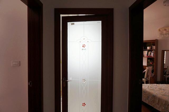卫生间   卫生间的门是父母装修的,所以选择了比较正的深色门,好吧