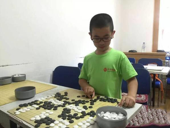 小小年纪把围棋天赋发挥极致,还能自己左右手对决