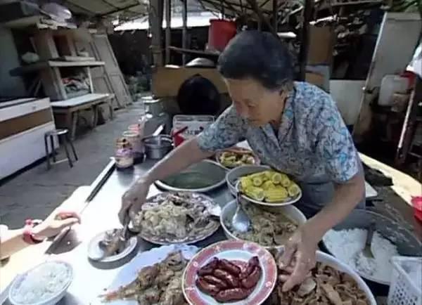 台湾96岁奶奶摆小摊亏本卖了55年,看到泪崩!